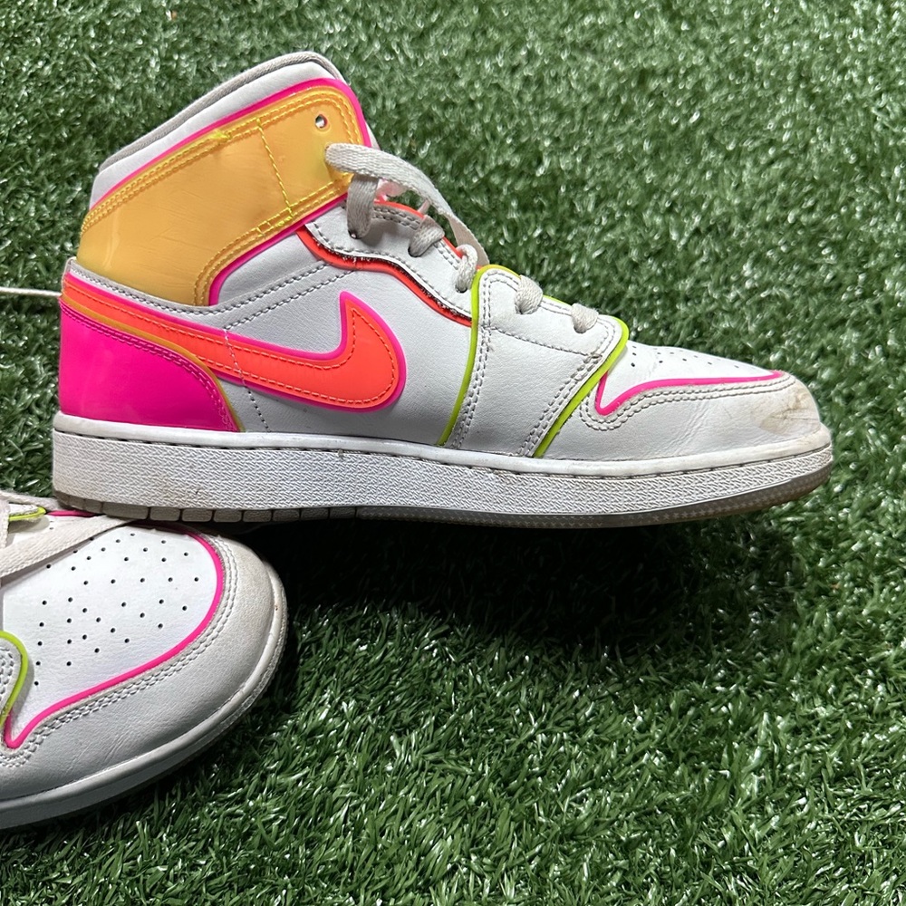 Nike Jordan 1 Mid in edge glow